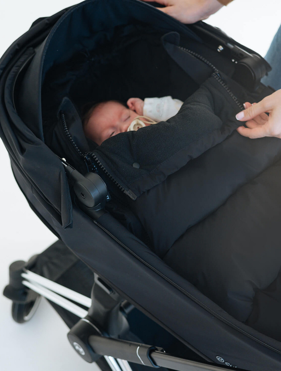 Universal winter footmuff