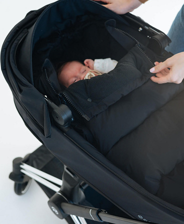Universal winter footmuff