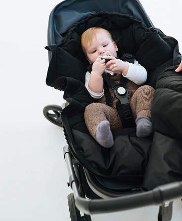 Universal winter footmuff