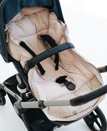 Universal winter footmuff