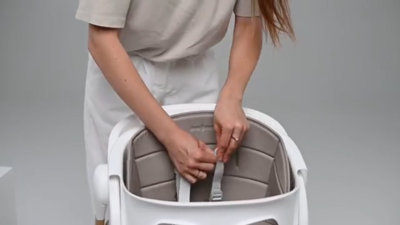 How to install the 5-point safety harness on the Love&Carry Flex high chair