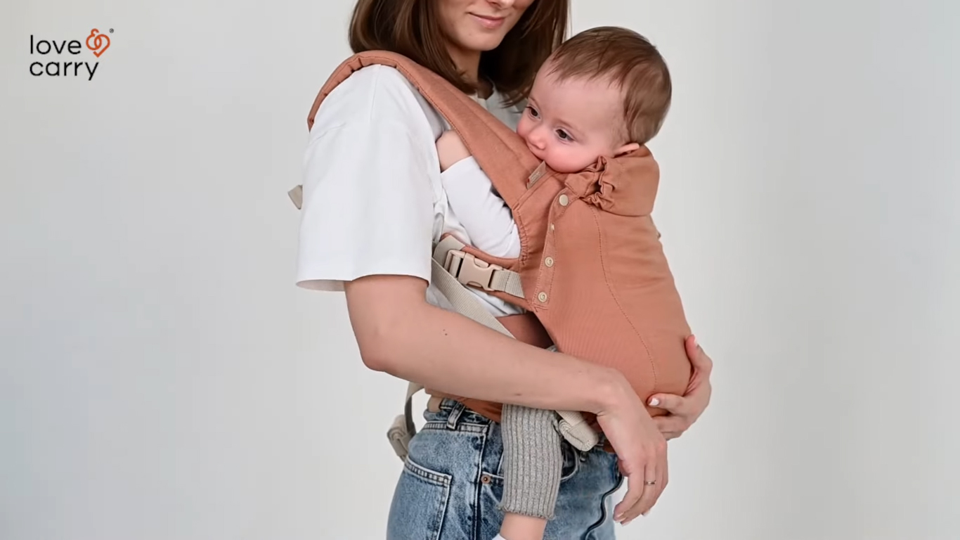 Love & Carry® Primo Baby Carrier. Front carry position: 4 months+