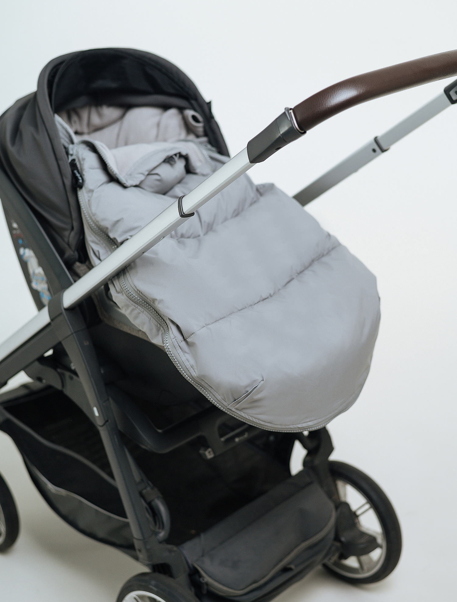 Universal winter footmuff