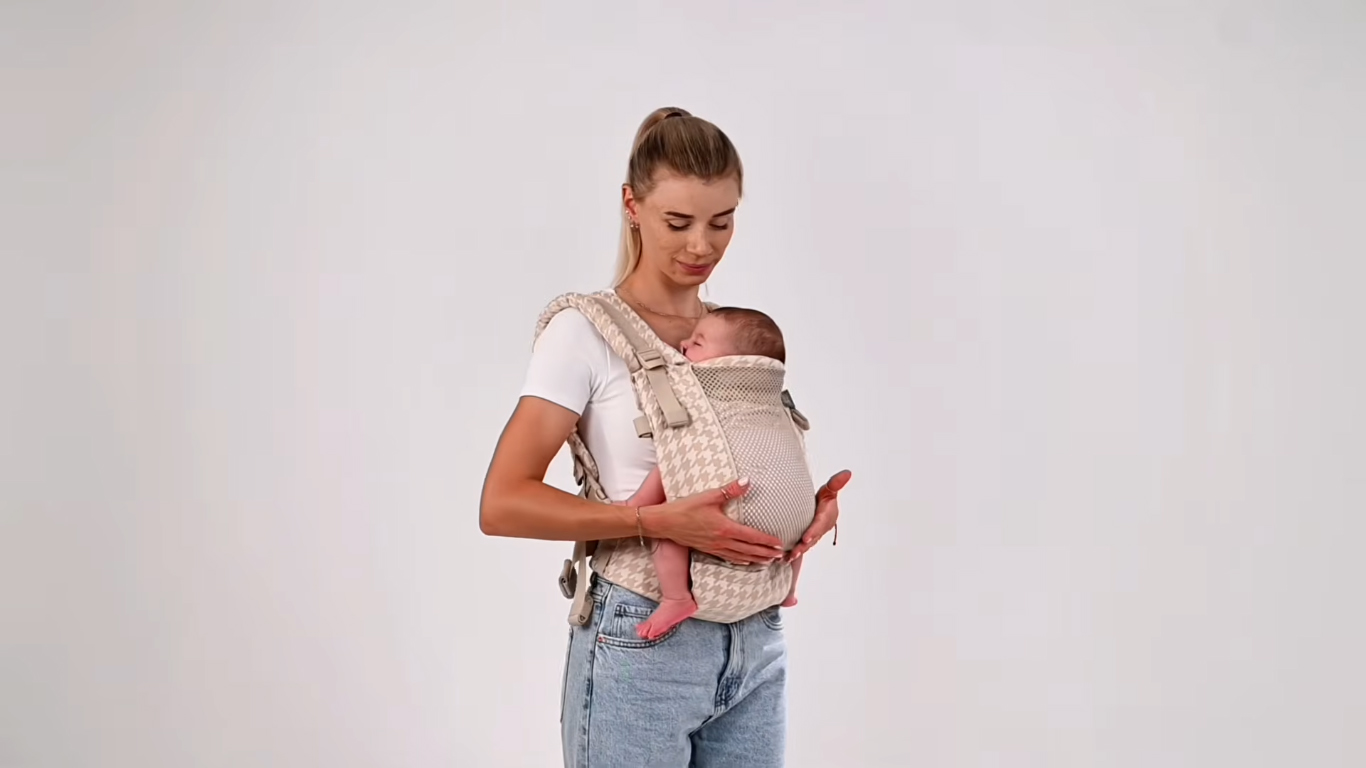 Useful features: mesh panel, hood, strap holders